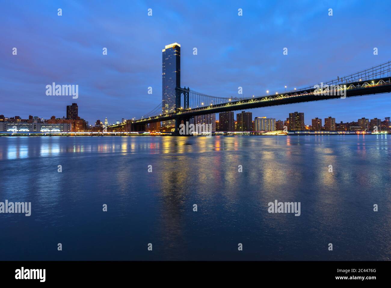 USA, New York, New York City, East River und Brooklyn Bridge bei blauer Morgendämmerung mit Manhattan Skyline im Hintergrund Stockfoto