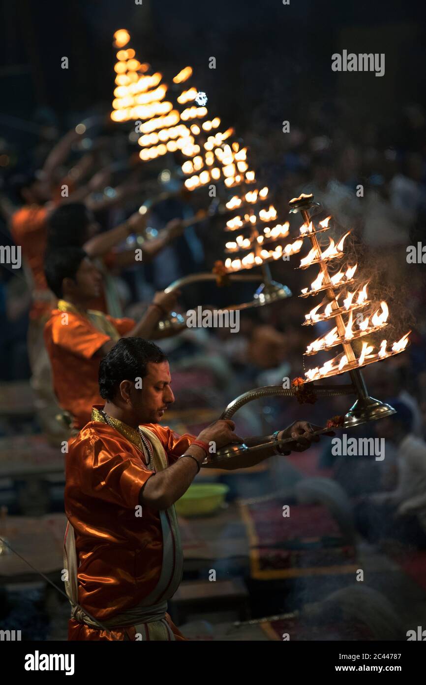 Das Bild von Ganga Aarti in Ghats oder heilige Schritte von Varanasi