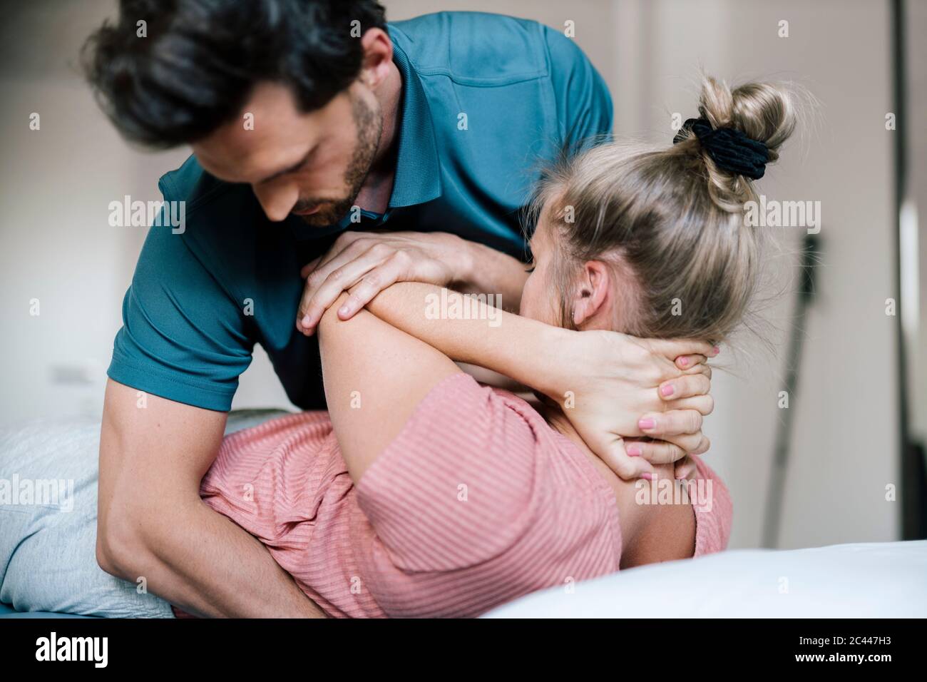 Physiotherapeutin, die Behandlung für weibliche Patienten Stockfoto