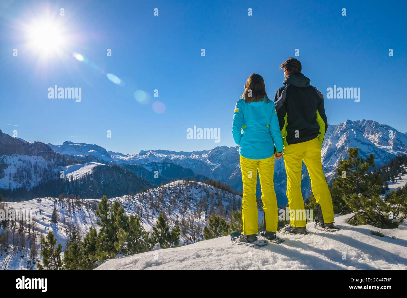 Volle Länge Rückansicht von paar Schneeschuhwanderungen am Jenner Mountain, während Blick auf die Landschaft Stockfoto