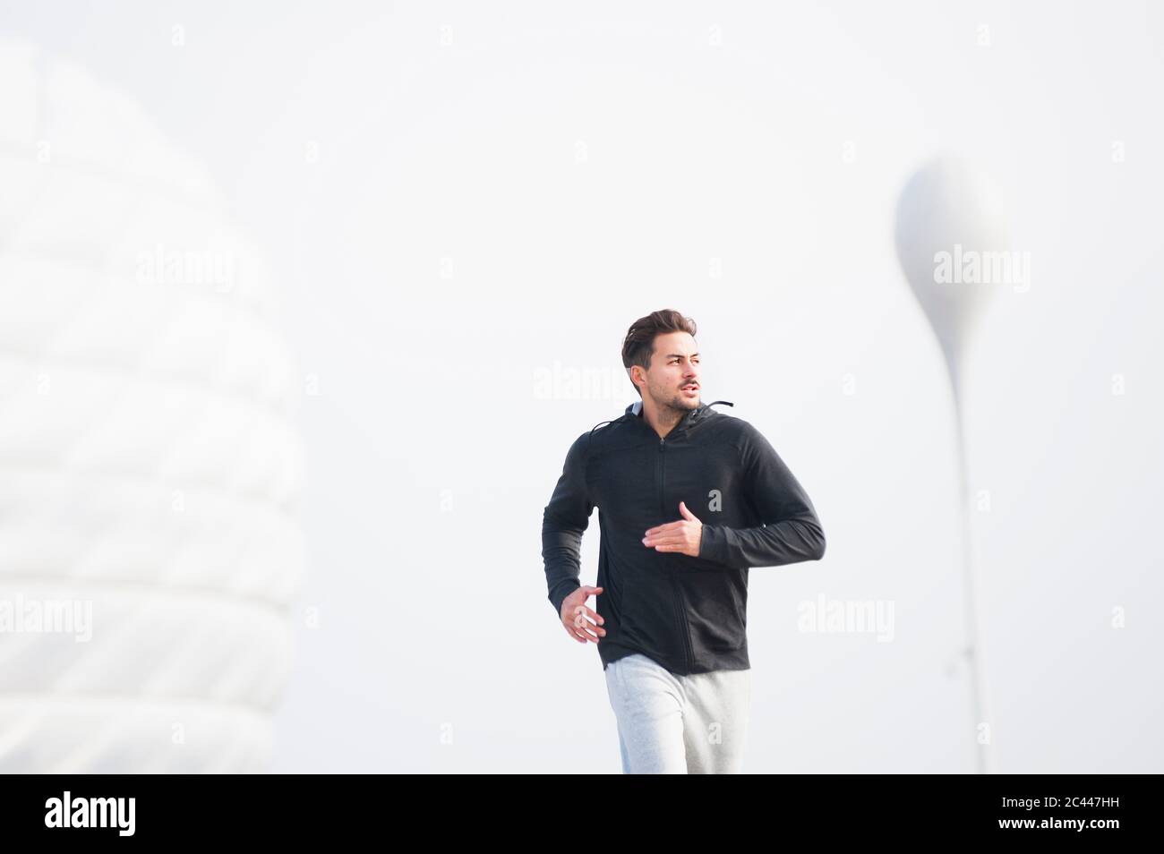 Junger Mann läuft in der Allianz Arena, München Stockfoto