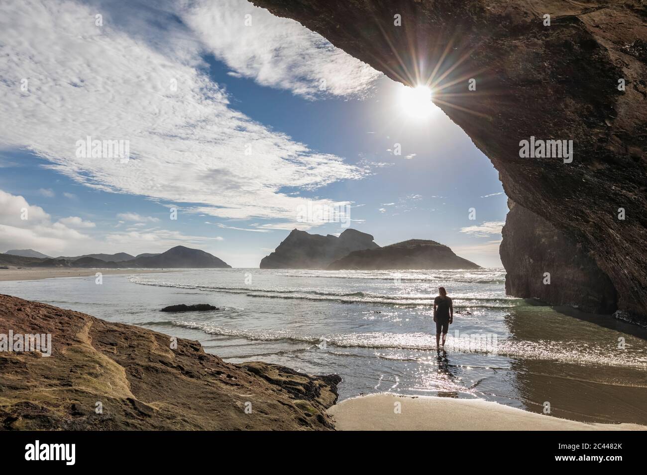 Neuseeland, Südinsel, Tasman, Tourist in Cave am Wharariki Beach Stockfoto