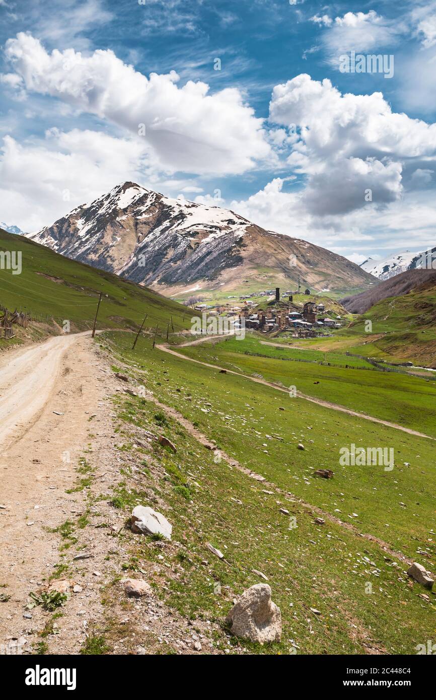 Georgien, Svaneti, Ushguli, Feldweg, der zum mittelalterlichen Bergdorf führt Stockfoto