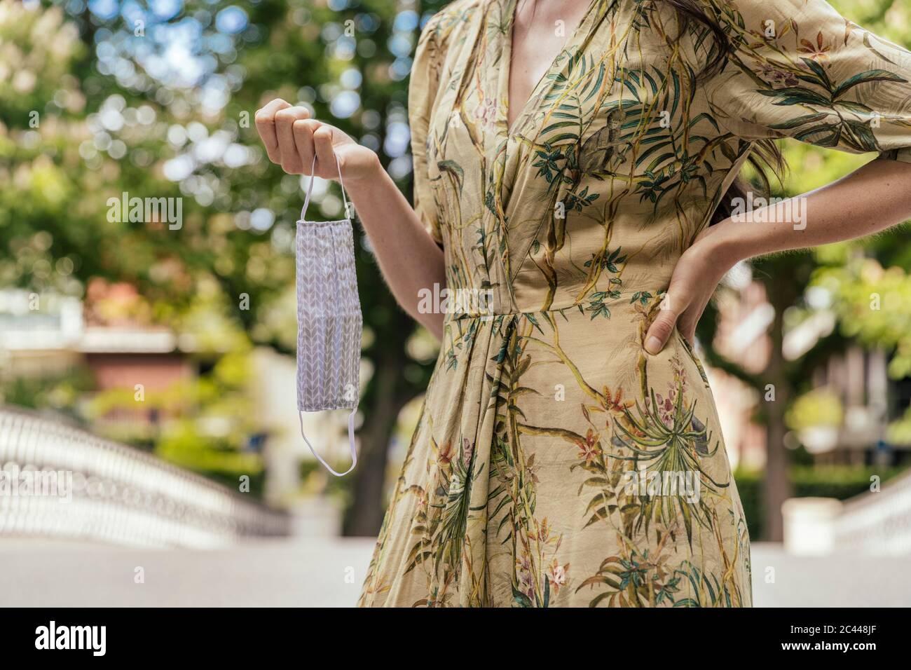 Nahaufnahme einer Frau mit Gesichtsmaske Stockfoto