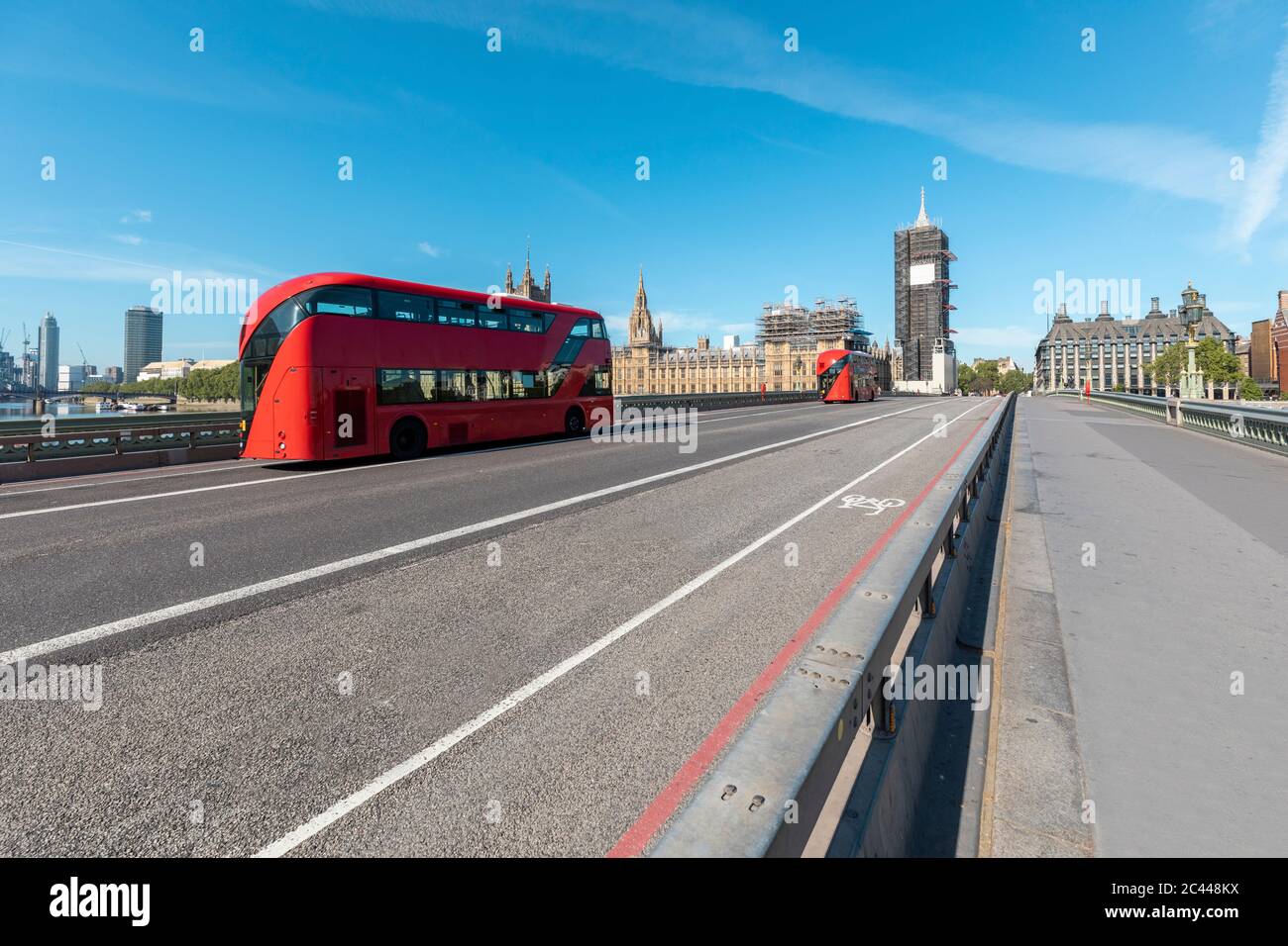 Großbritannien, London, roter Doppeldeckerbus auf der Westminster Bridge, Big Ben und Westminster Palace im Hintergrund Stockfoto