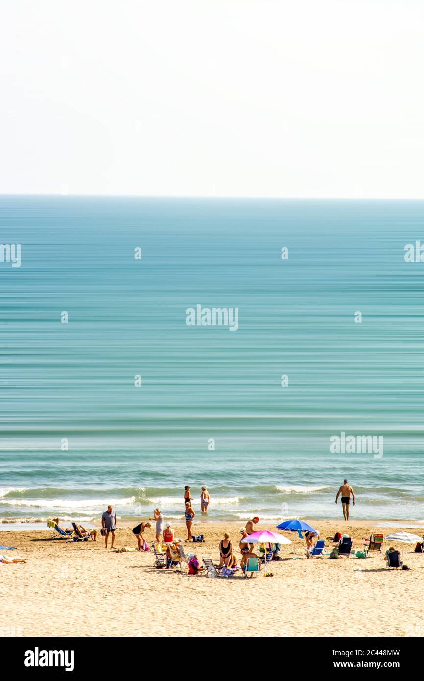 Touristen am Strand, Mittelmeer, Herault, Okzitanien, Frankreich Stockfoto