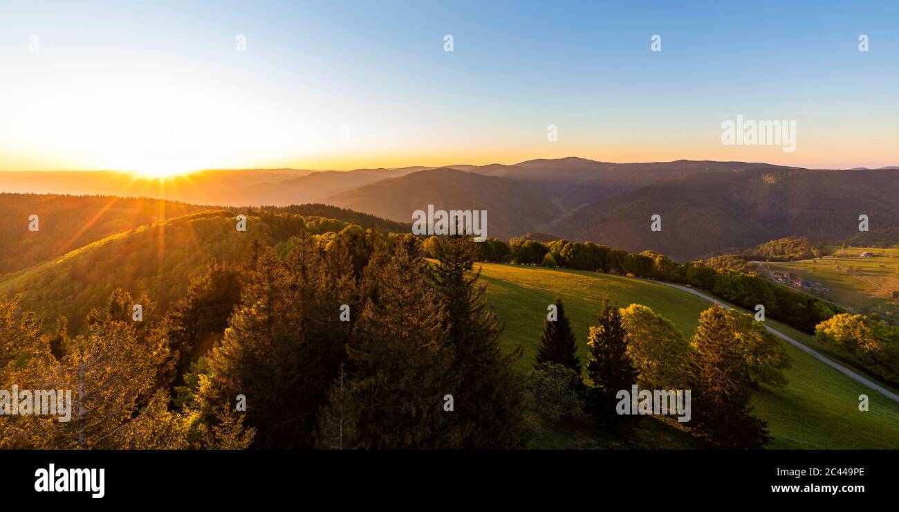 Deutschland, Baden-Württemberg, Sonnenaufgang über Schwarzwaldkette vom Schauinsland aus gesehen Stockfoto