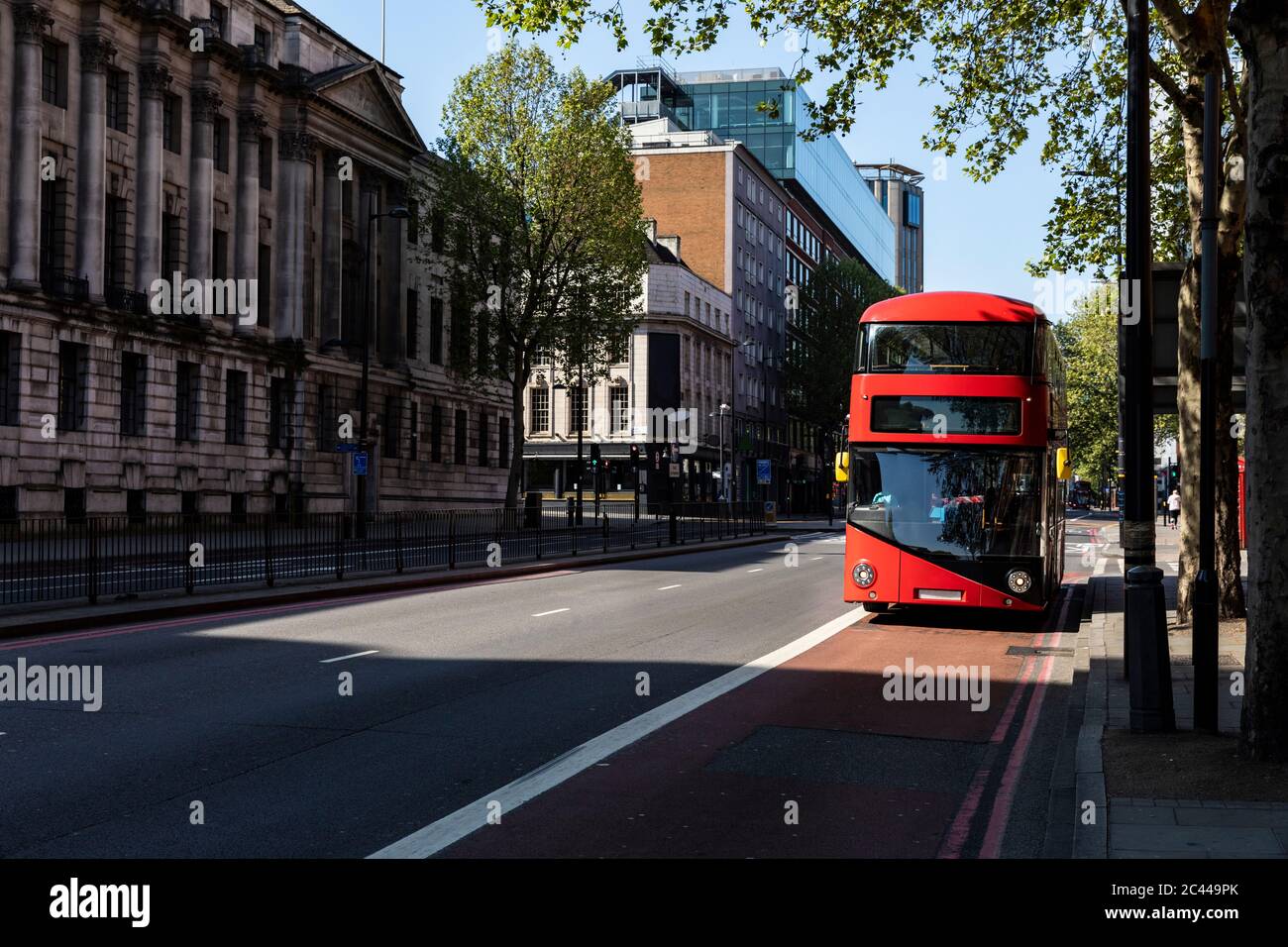 Großbritannien, London, roter Doppeldeckerbus auf der Straße in der Nähe des Bahnhofs Euston Stockfoto