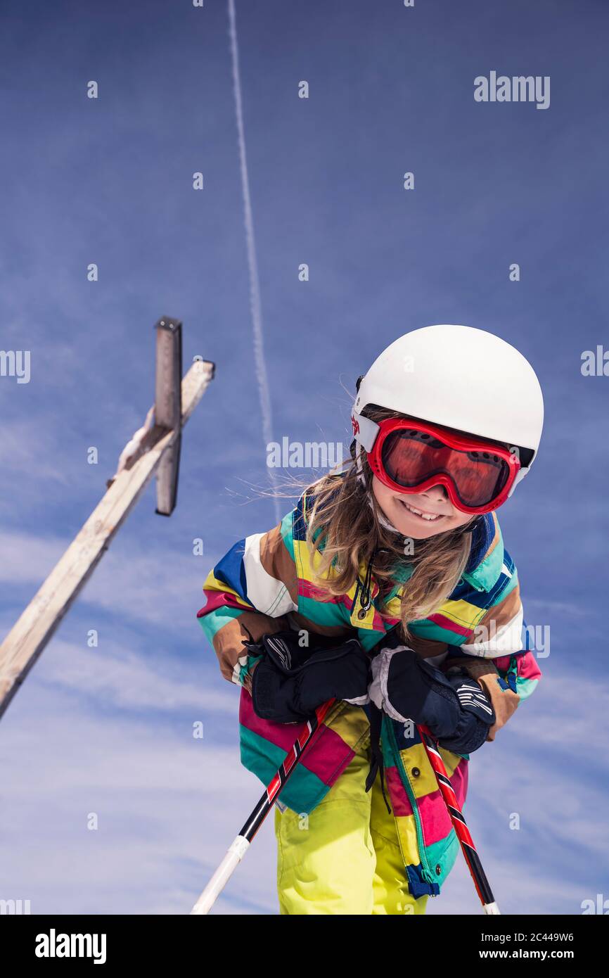 Low-Angle-Ansicht von aufgeregt Mädchen Skifahren gegen Himmel im Winter am Spitzingsee, Bayern, Deutschland Stockfoto