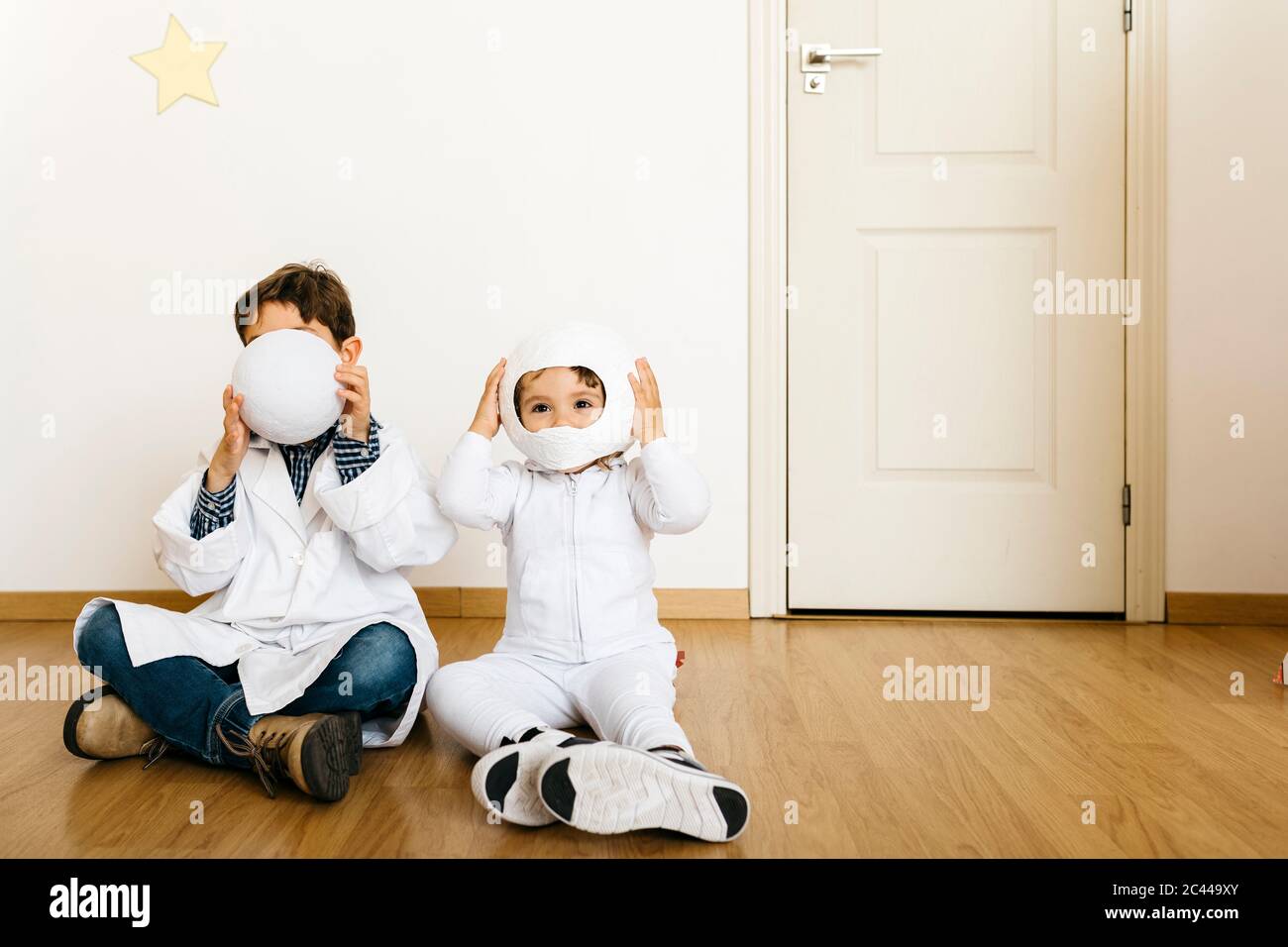 Geschwister spielen Astronaut und Forscher bei Rocket Stockfoto