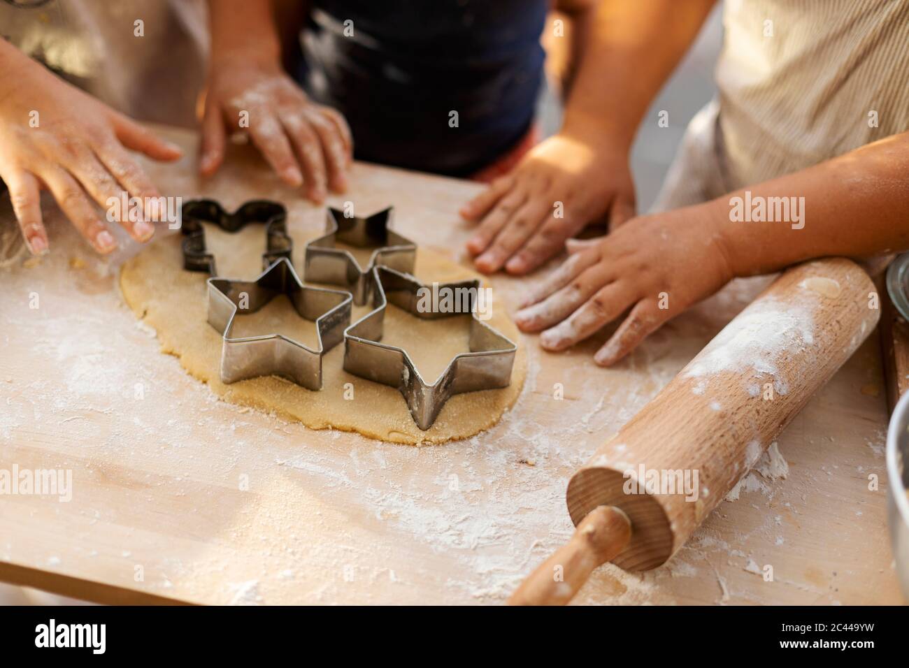 Crop-Ansicht von Kindern Ausschneiden sternförmigen Cookies Stockfoto