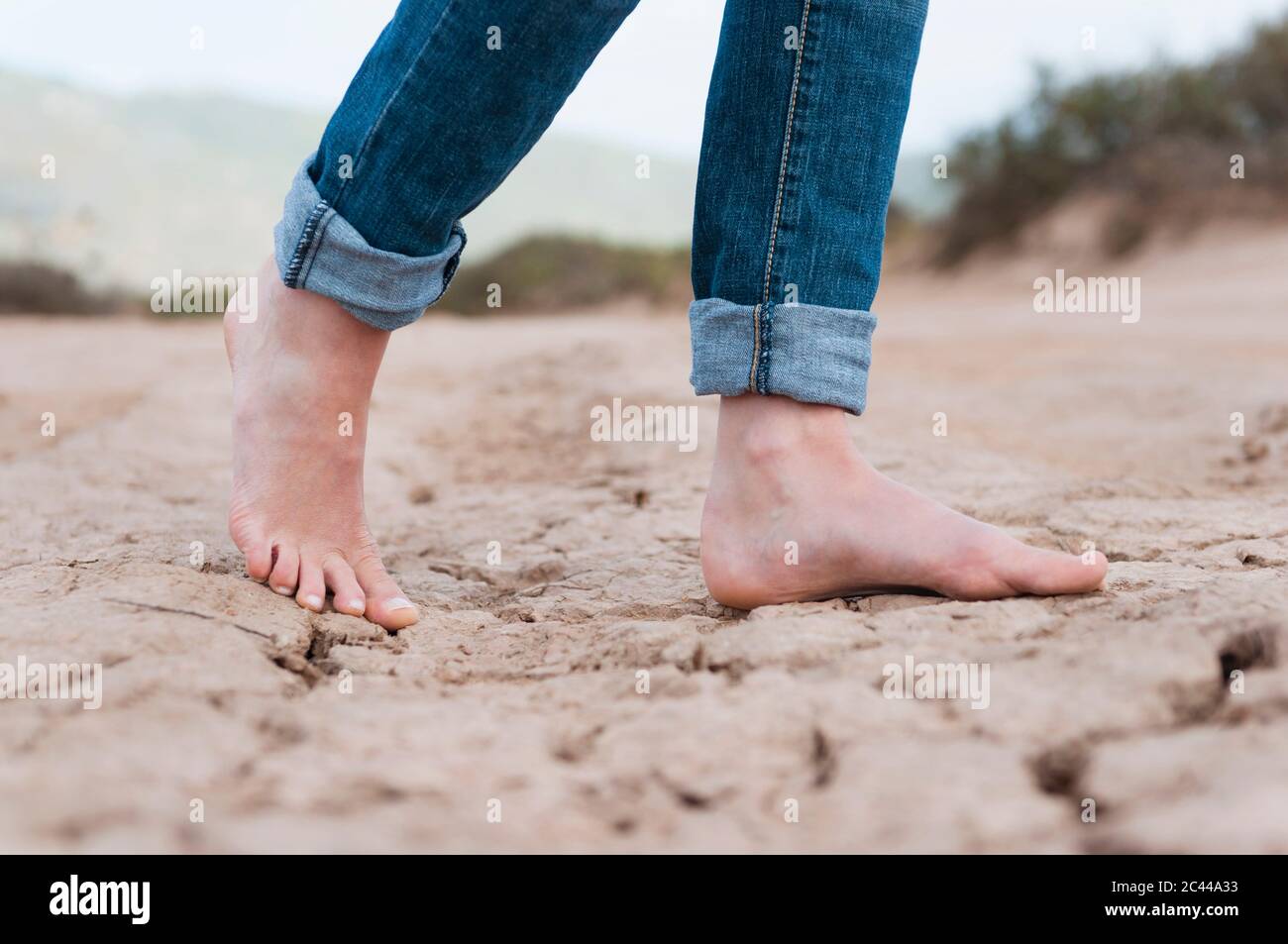 Frauenfüße auf trockenem Boden, Sardinien, Italien Stockfoto