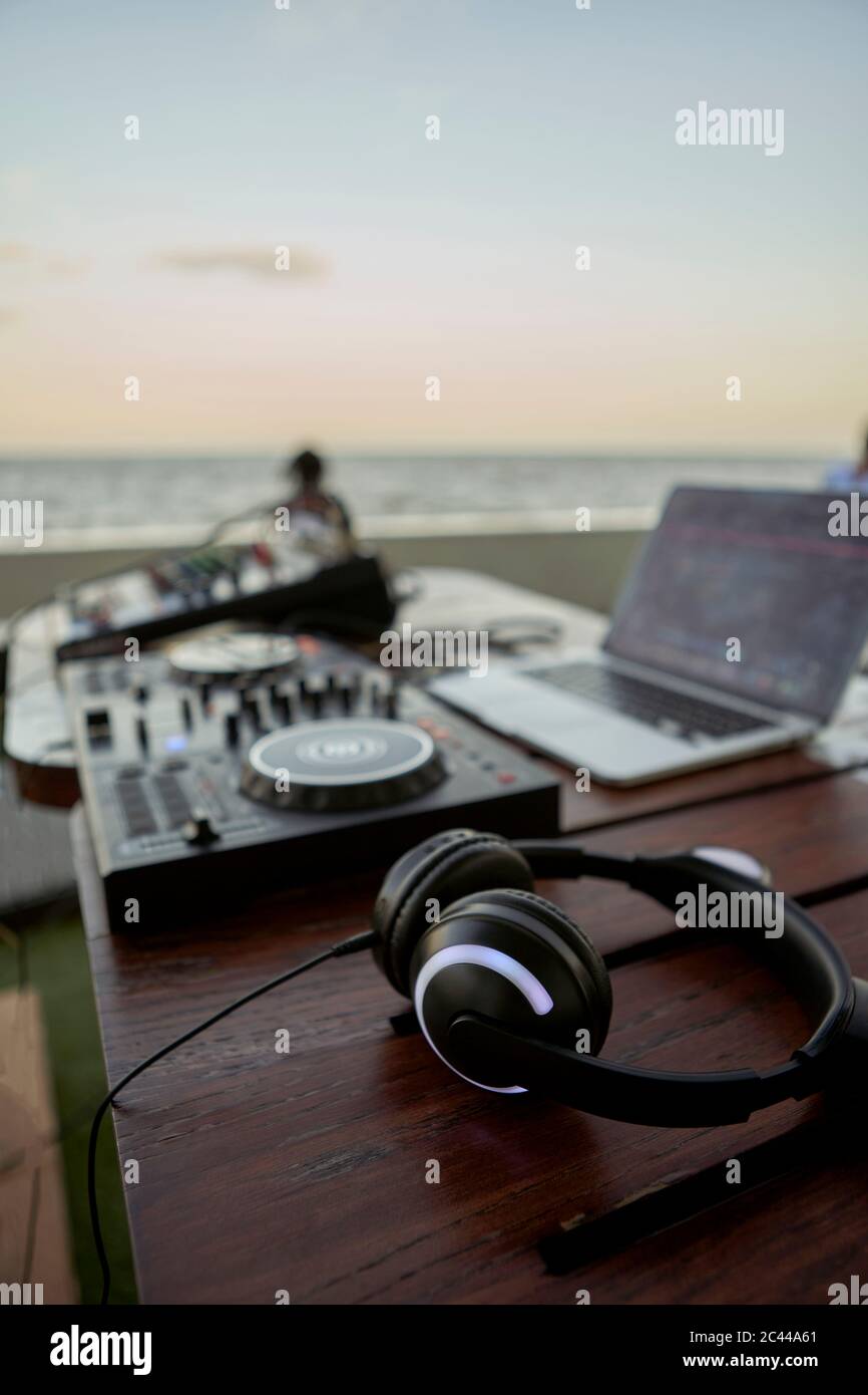 Kopfhörer liegen auf dem Tisch vor dem Mischpult Stockfoto