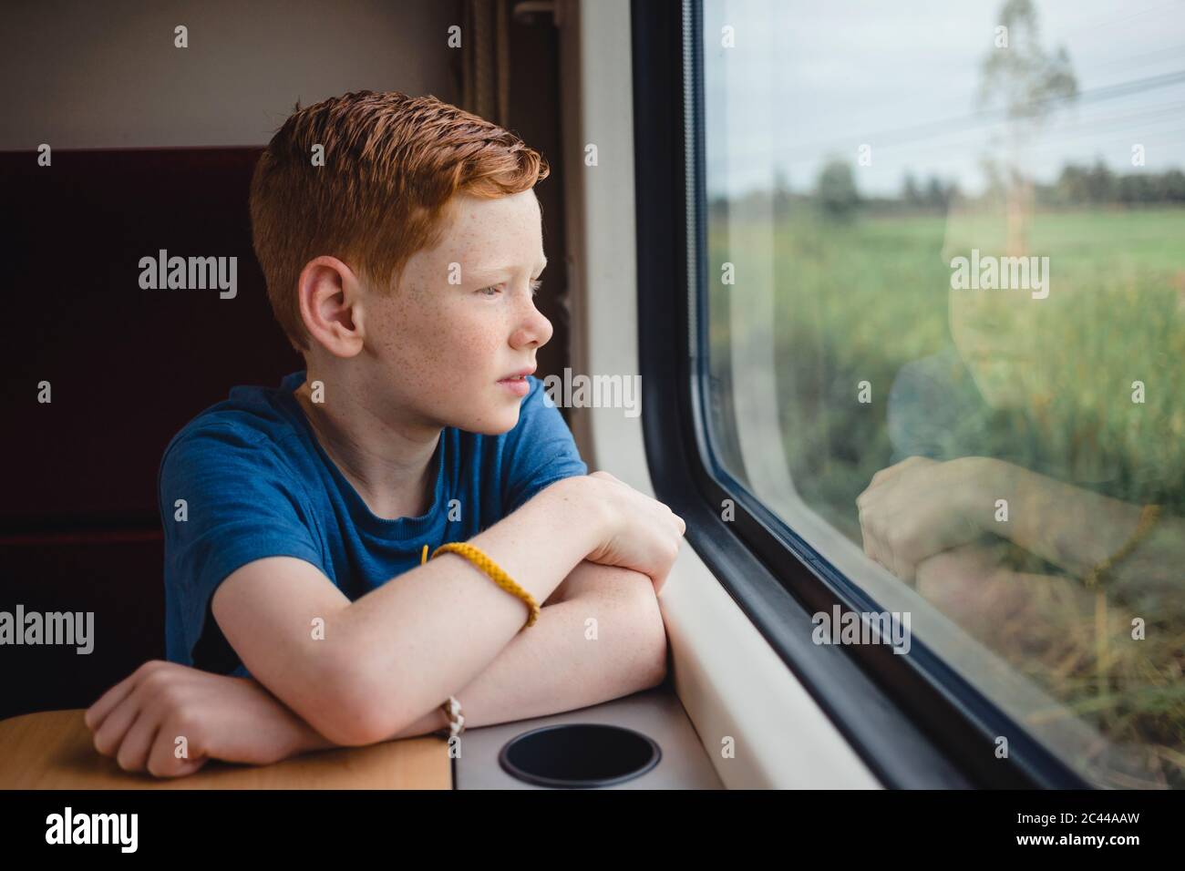 Junge, der durch das Fenster schaut, während er im Zug, Thailand, Asien reist Stockfoto