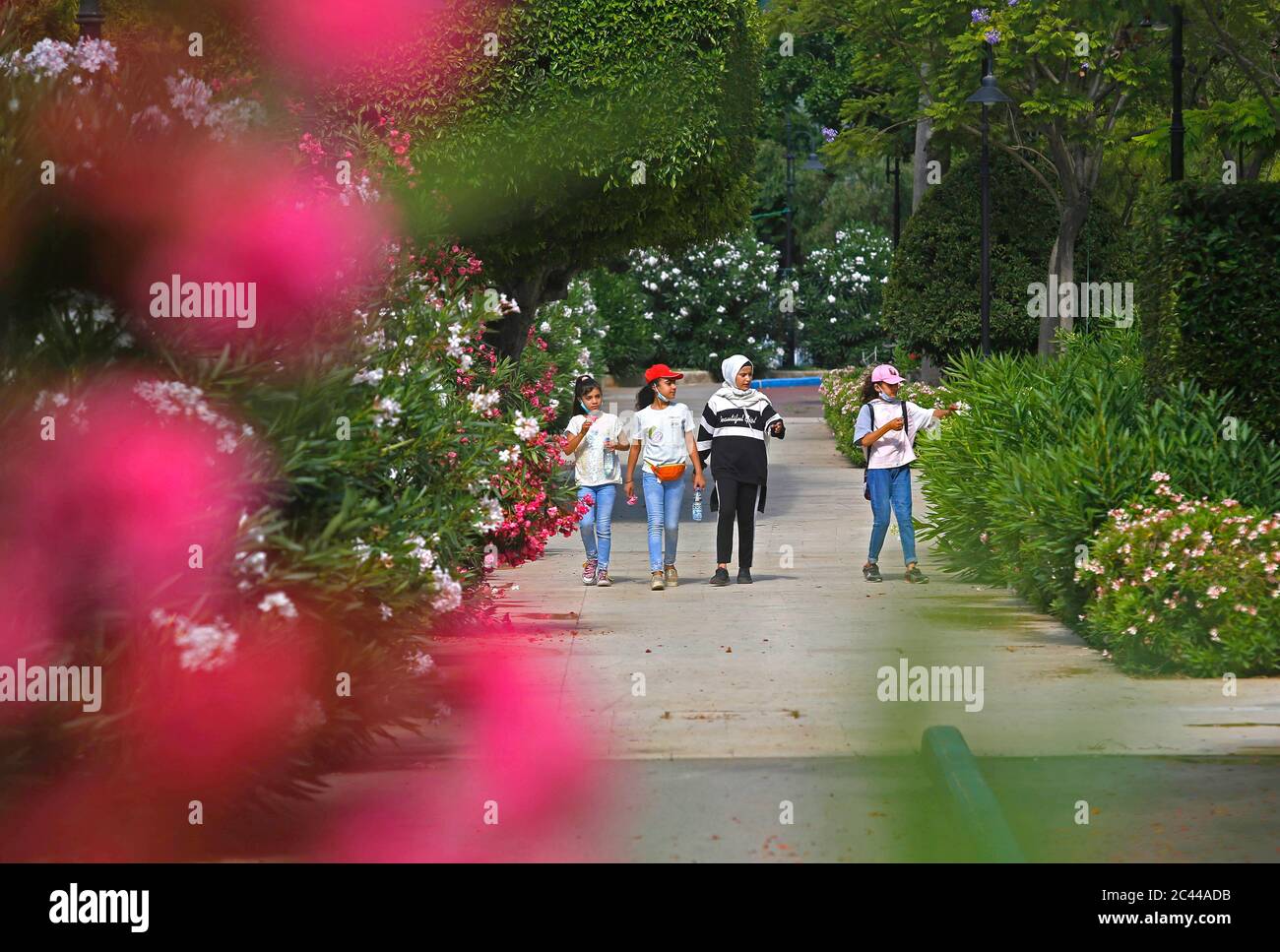 Beirut. Juni 2020. Kinder spielen im Sanayeh Park in Beirut, Libanon 23. Juni 2020. Die öffentlichen Gärten im Libanon wurden im Rahmen der Bemühungen um eine weitere Lockerung der Sperrmaßnahmen wieder eröffnet. Quelle: Bilal Jawich/Xinhua/Alamy Live News Stockfoto