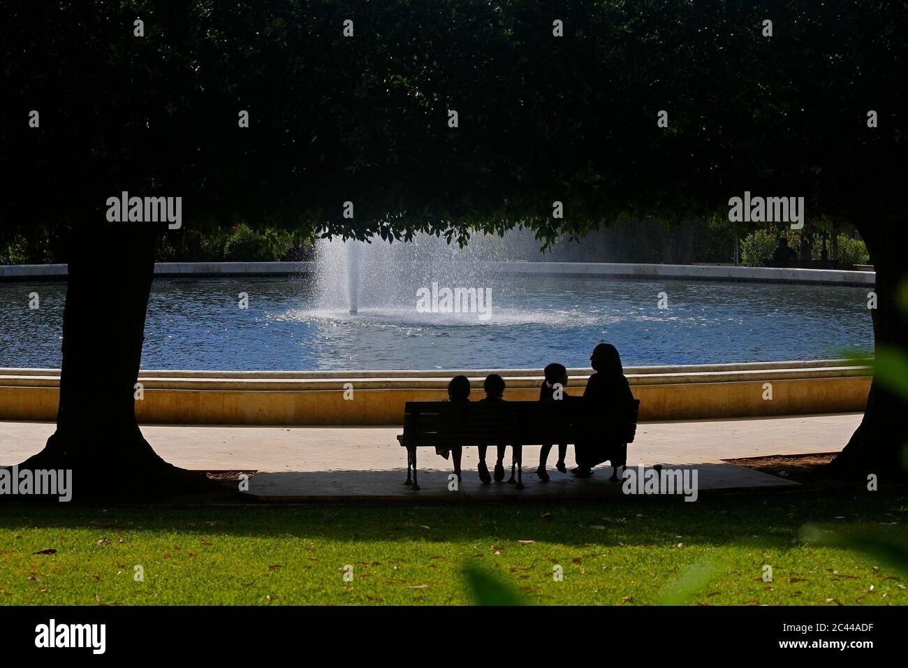Beirut. Juni 2020. Die Menschen ruhen im Sanayeh Park in Beirut, Libanon 23. Juni 2020. Die öffentlichen Gärten im Libanon wurden im Rahmen der Bemühungen um eine weitere Lockerung der Sperrmaßnahmen wieder eröffnet. Quelle: Bilal Jawich/Xinhua/Alamy Live News Stockfoto