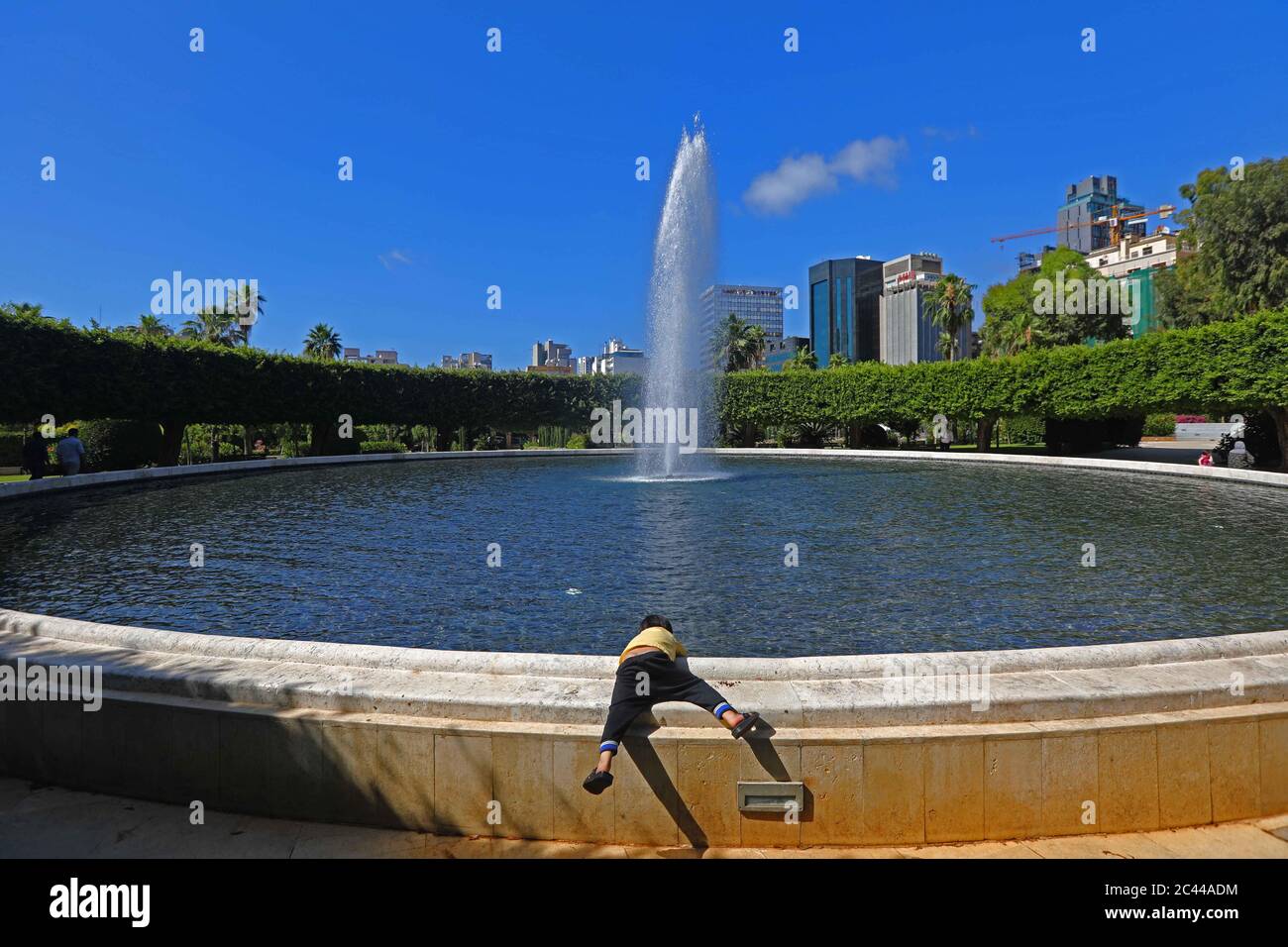 Beirut. Juni 2020. Ein Junge spielt im Sanayeh Park in Beirut, Libanon 23. Juni 2020. Die öffentlichen Gärten im Libanon wurden im Rahmen der Bemühungen um eine weitere Lockerung der Sperrmaßnahmen wieder eröffnet. Quelle: Bilal Jawich/Xinhua/Alamy Live News Stockfoto