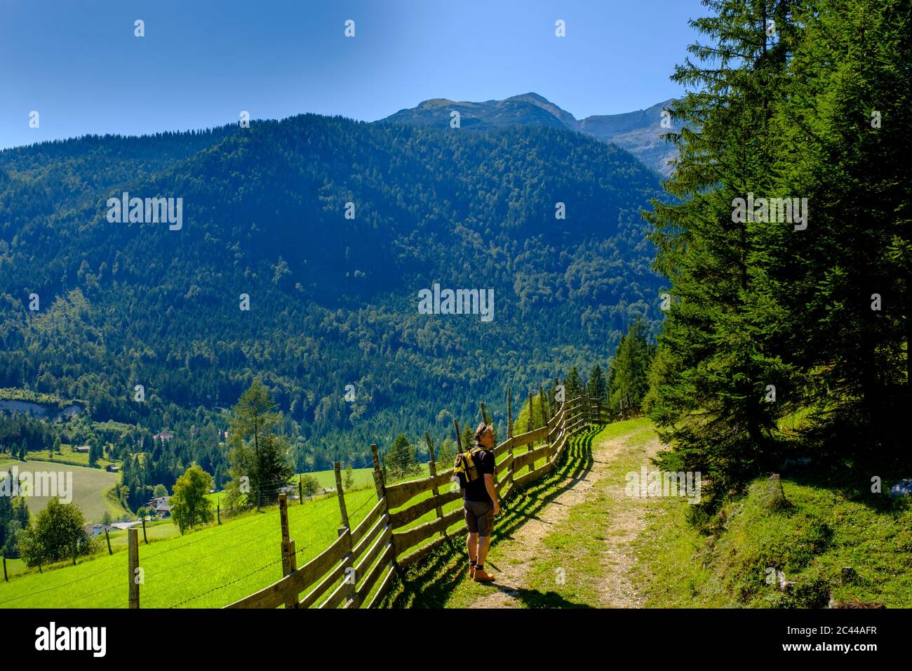 Österreich, Tirol, Steinberg am Rofan, männliche Backpacker entlang wandern Panorama Weg Stockfoto