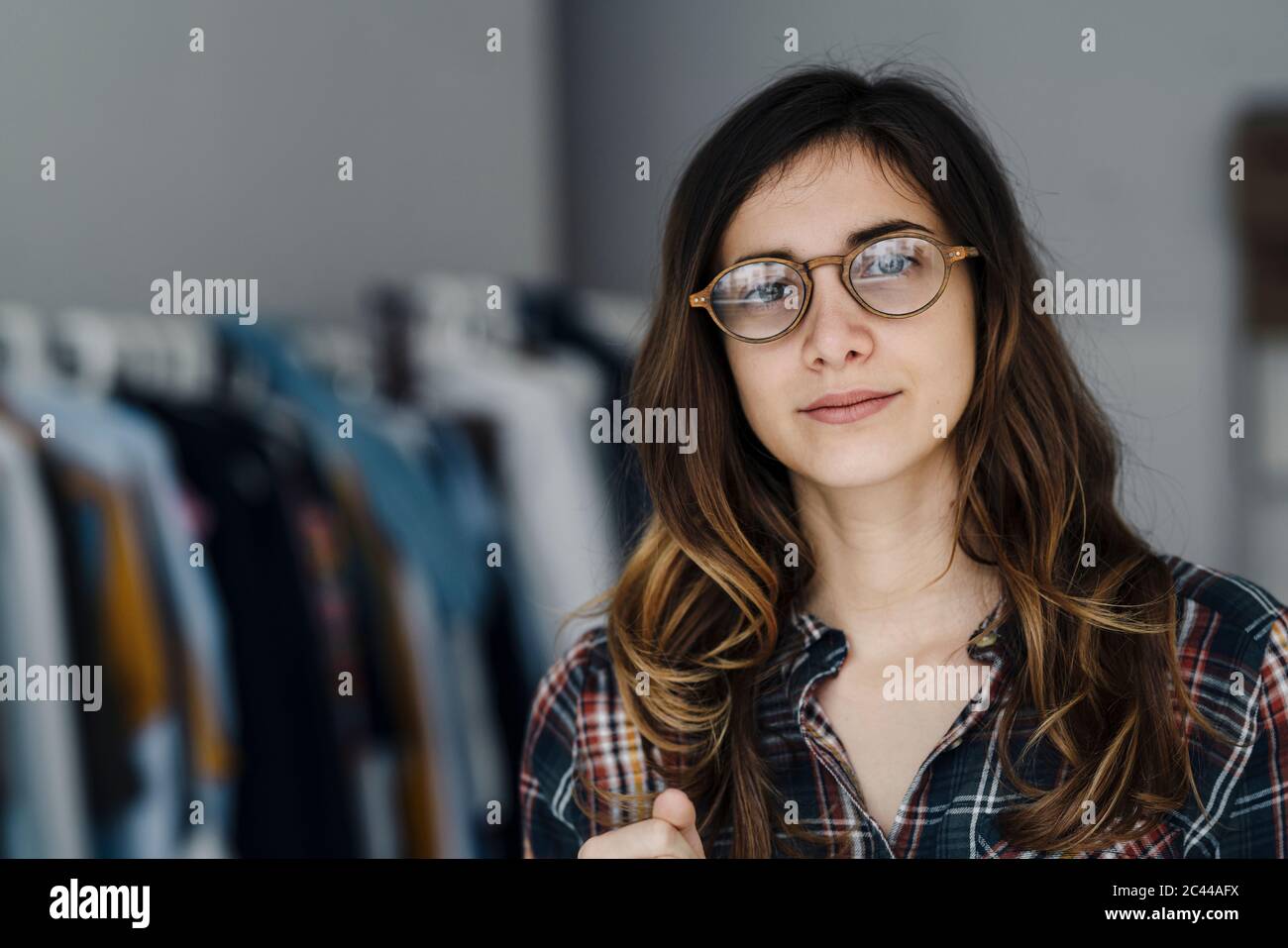 Portrait von jungen Modedesignerin in einem Loft Stockfoto
