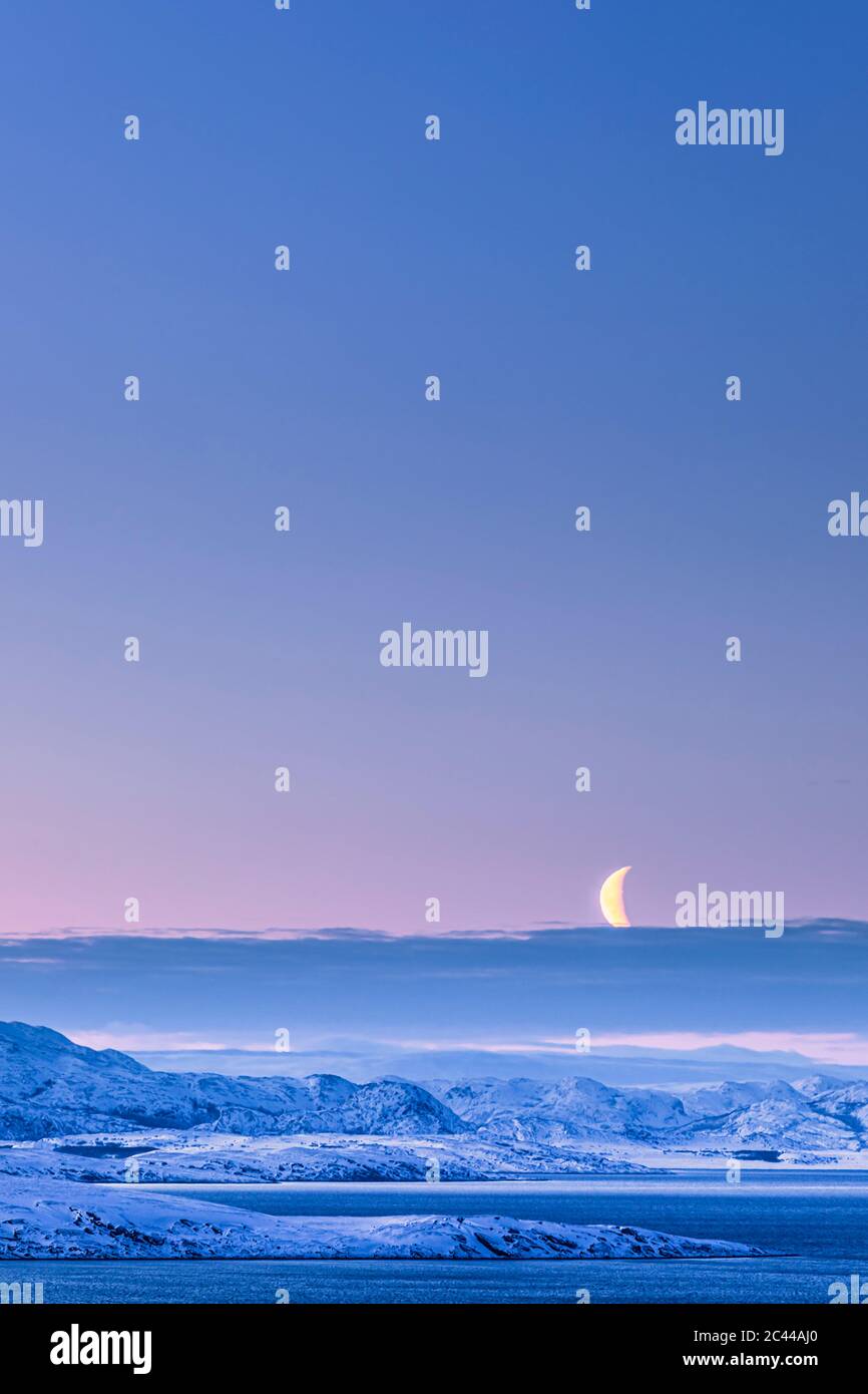 Morgenstimmung mit Mond im Winter, Lebesby, Lakse Fjord, Norwegen Stockfoto