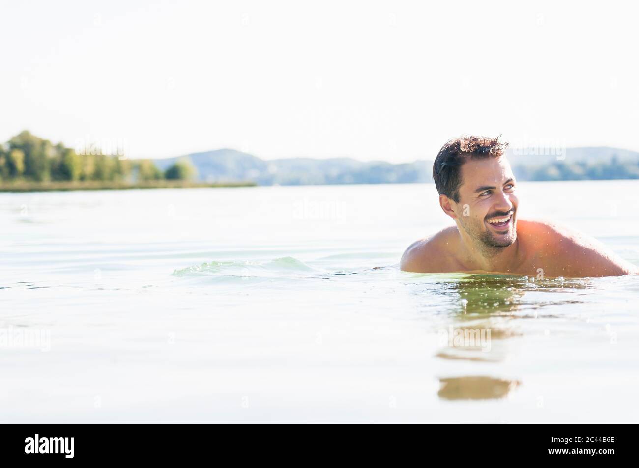 Porträt eines jungen Mannes, der im See baden soll Stockfoto
