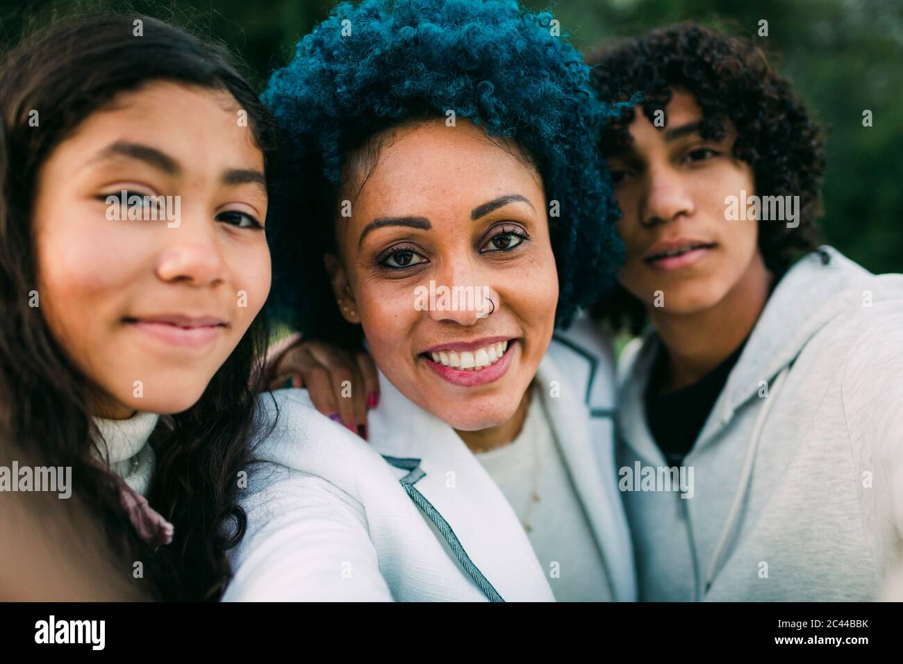 Glückliche Mutter mit Kindern, die Selfie im Park machen Stockfoto
