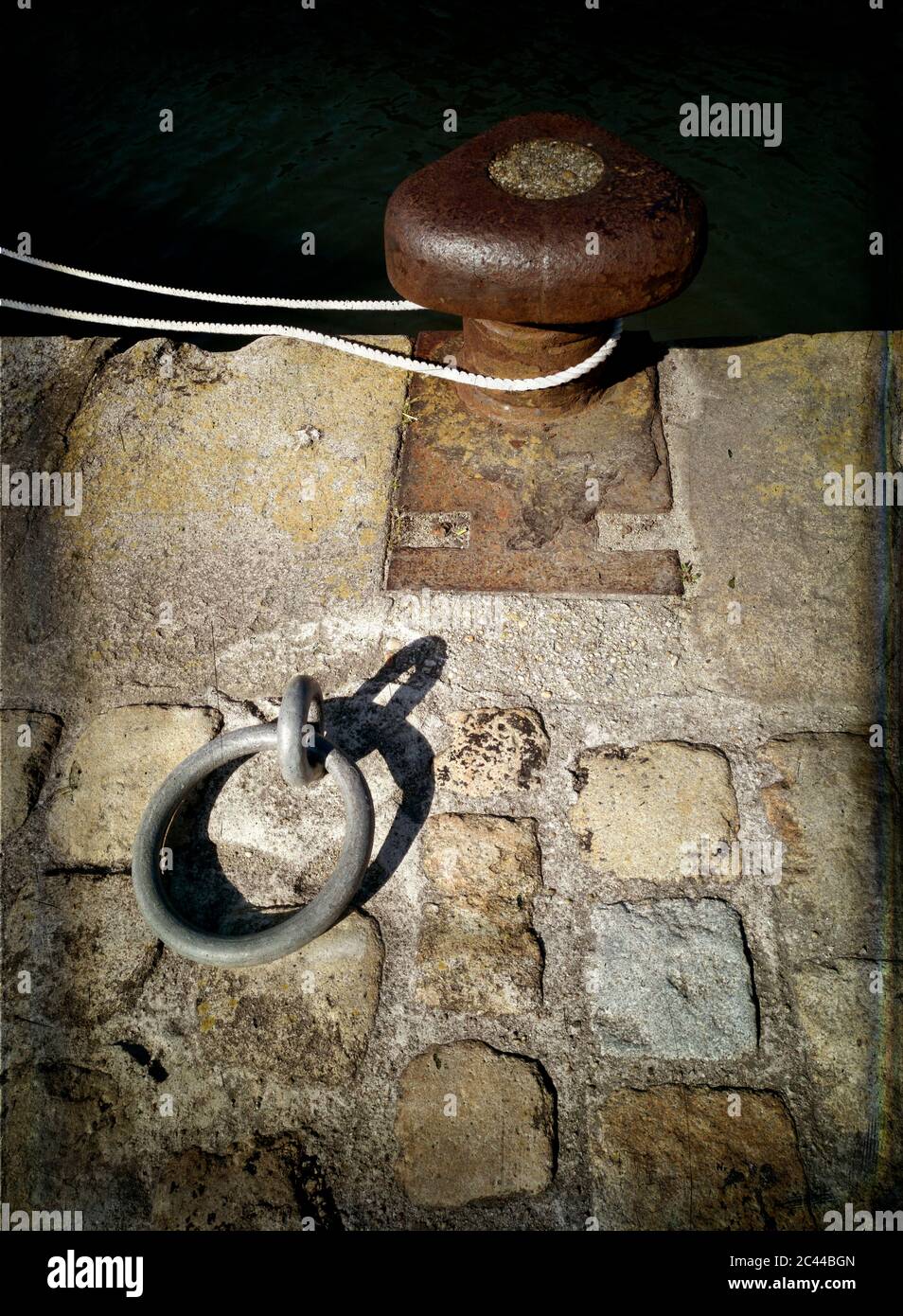 Ein Ankerplatz Poller und ein Festmacherseil. Französische Bretagne. Frankreich Stockfoto