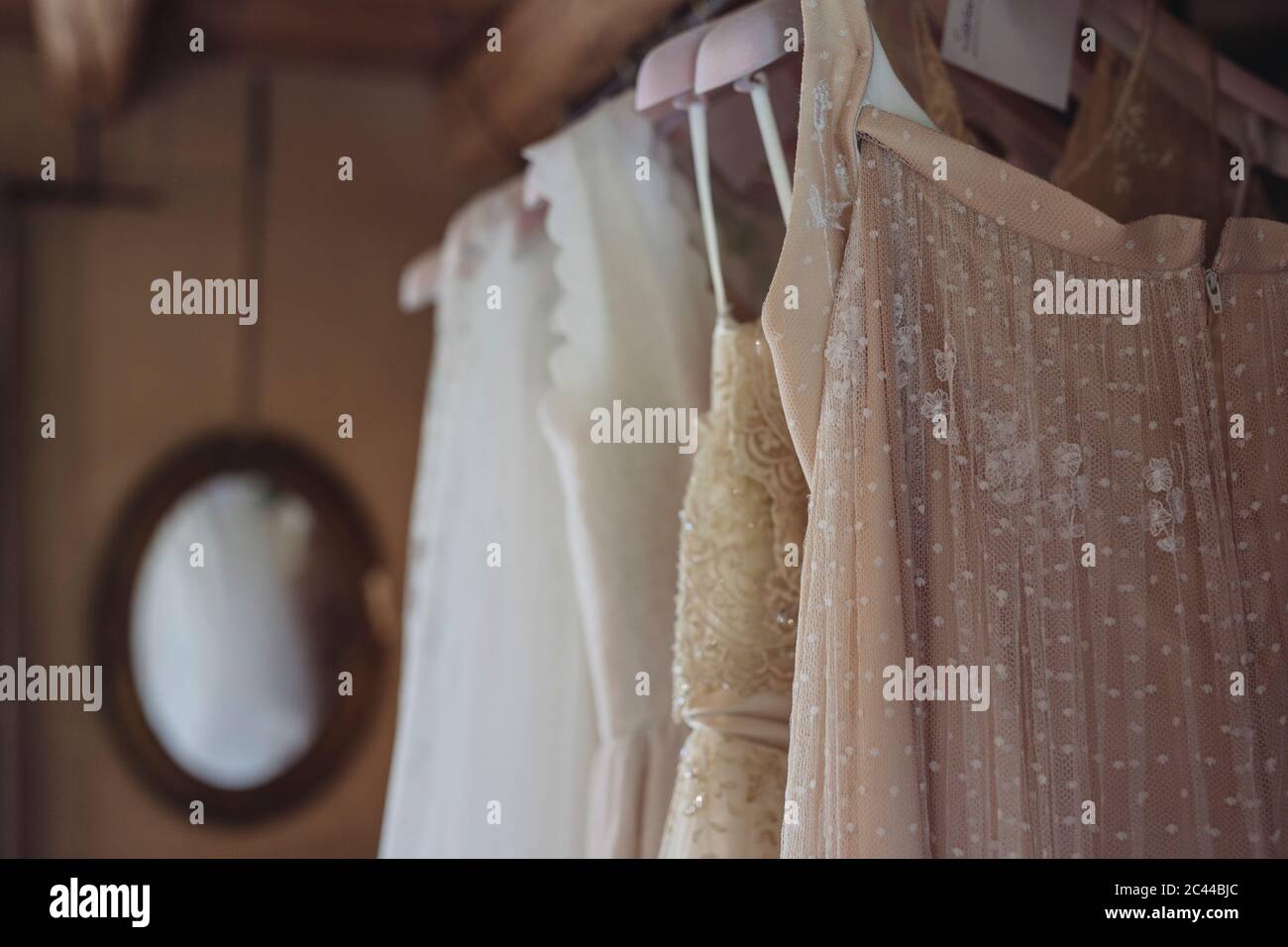 Hochzeitskleider hängen an Kleiderhangen Stockfoto