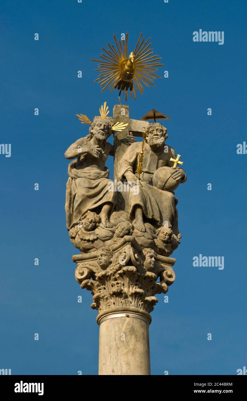 Dreifaltigkeitssäule, vergoldet, auf Krakonošovo náměstí in Trutnov in Kralovehradecky kraj (Region Hradec Králové), Tschechische Republik Stockfoto