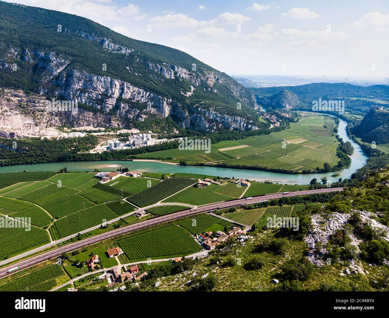 Italien, Venetien, Verona, landschaftlich reizvoller Blick auf die Autobahn A22, die sich im Frühling über das Etschtal erstreckt Stockfoto