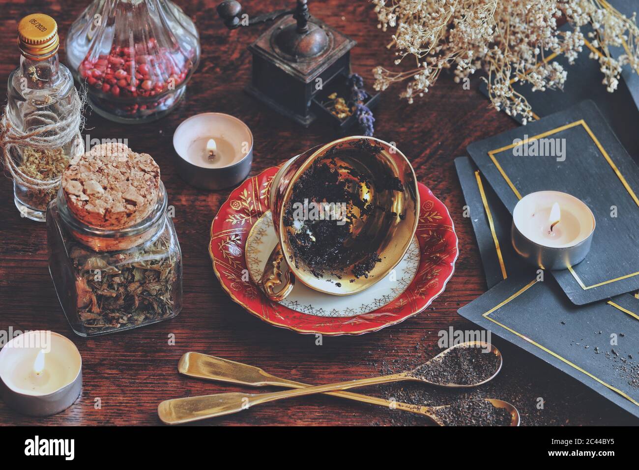 Vintage Teetase auf der Seite auf einem Wiccan Hexenaltar zum Lesen von Teeblättern als Methode der Weissagung, um die Zukunft vorherzusagen. Dunkle launische Foto Stockfoto