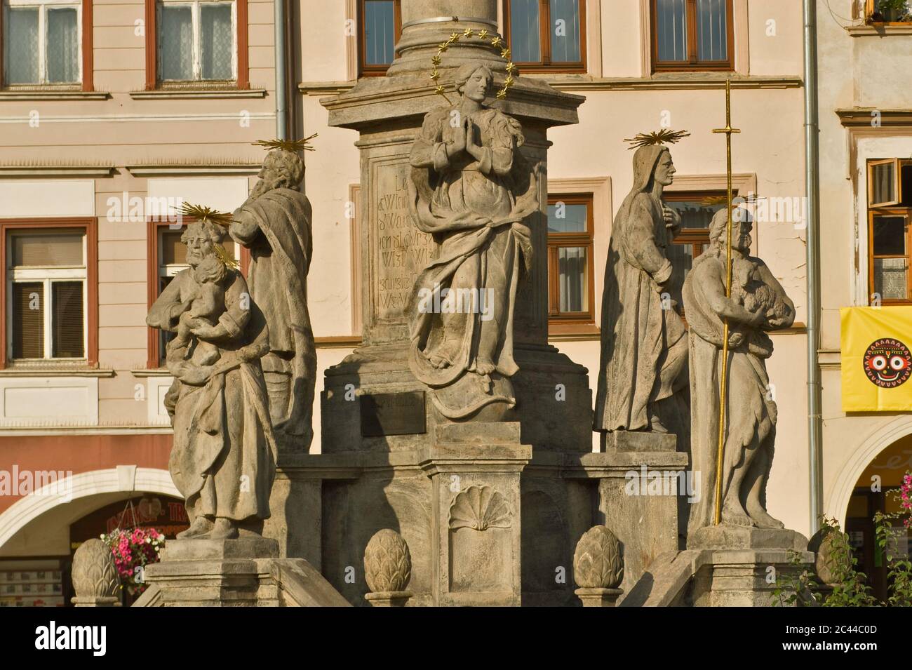 Statuen an der Dreifaltigkeitssäule auf Krakonošovo náměstí in Trutnov in Kralovehradecky kraj (Region Hradec Králové), Tschechische Republik Stockfoto