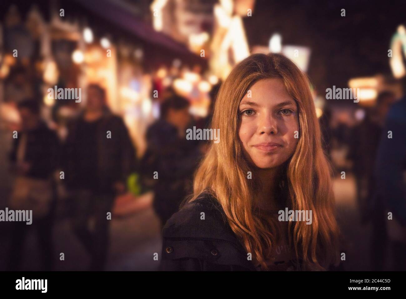 Portrait von blonden Mädchen an Karneval in der Stadt während der Nacht. München, Deutschland Stockfoto