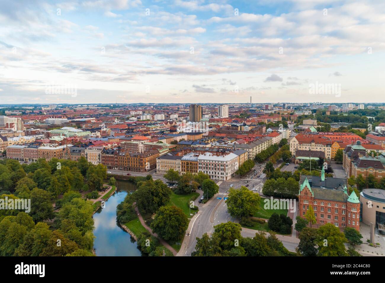 Schweden, Scania, Malmö, Luftaufnahme des alten Friedhofs von Malmö und der Stadtbibliothek von Malmö Stockfoto