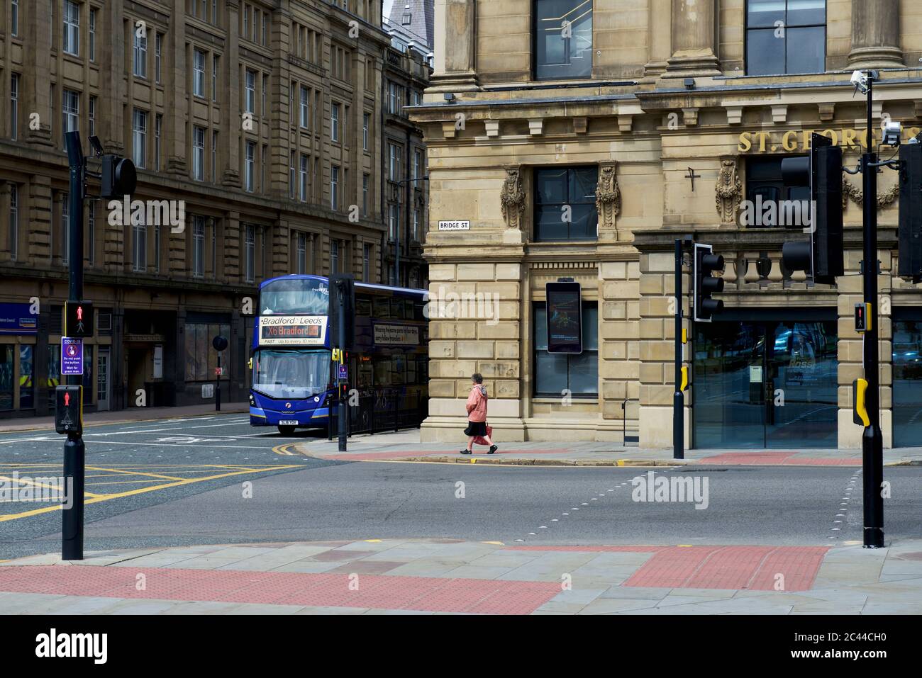 Doppeldeckerbus an der Ampel im Zentrum von Bradford, West Yorkshire, England Stockfoto