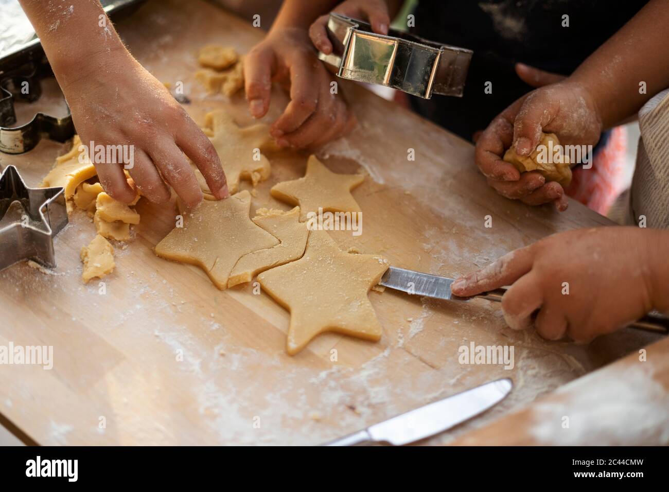 Crop-Ansicht von Kindern Ausschneiden sternförmigen Cookies Stockfoto