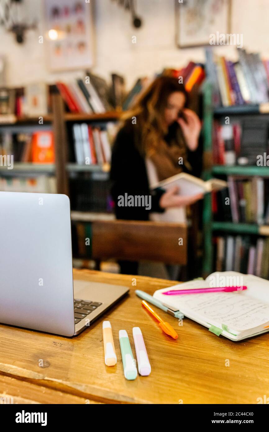 Frau liest ein Buch im Café Stockfoto