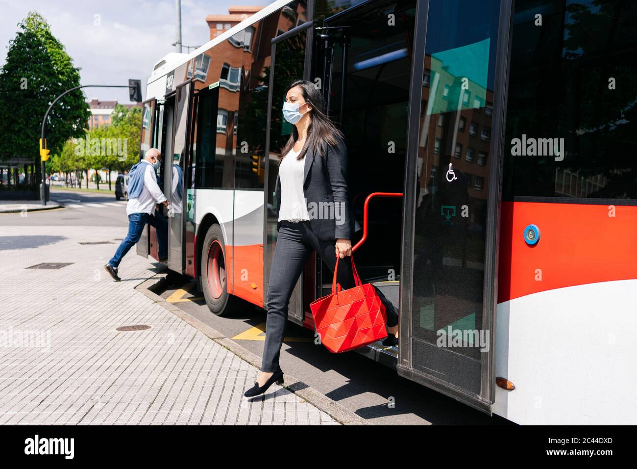 Frau mit Schutzmaske aus öffentlichen Bus, Spanien Stockfoto