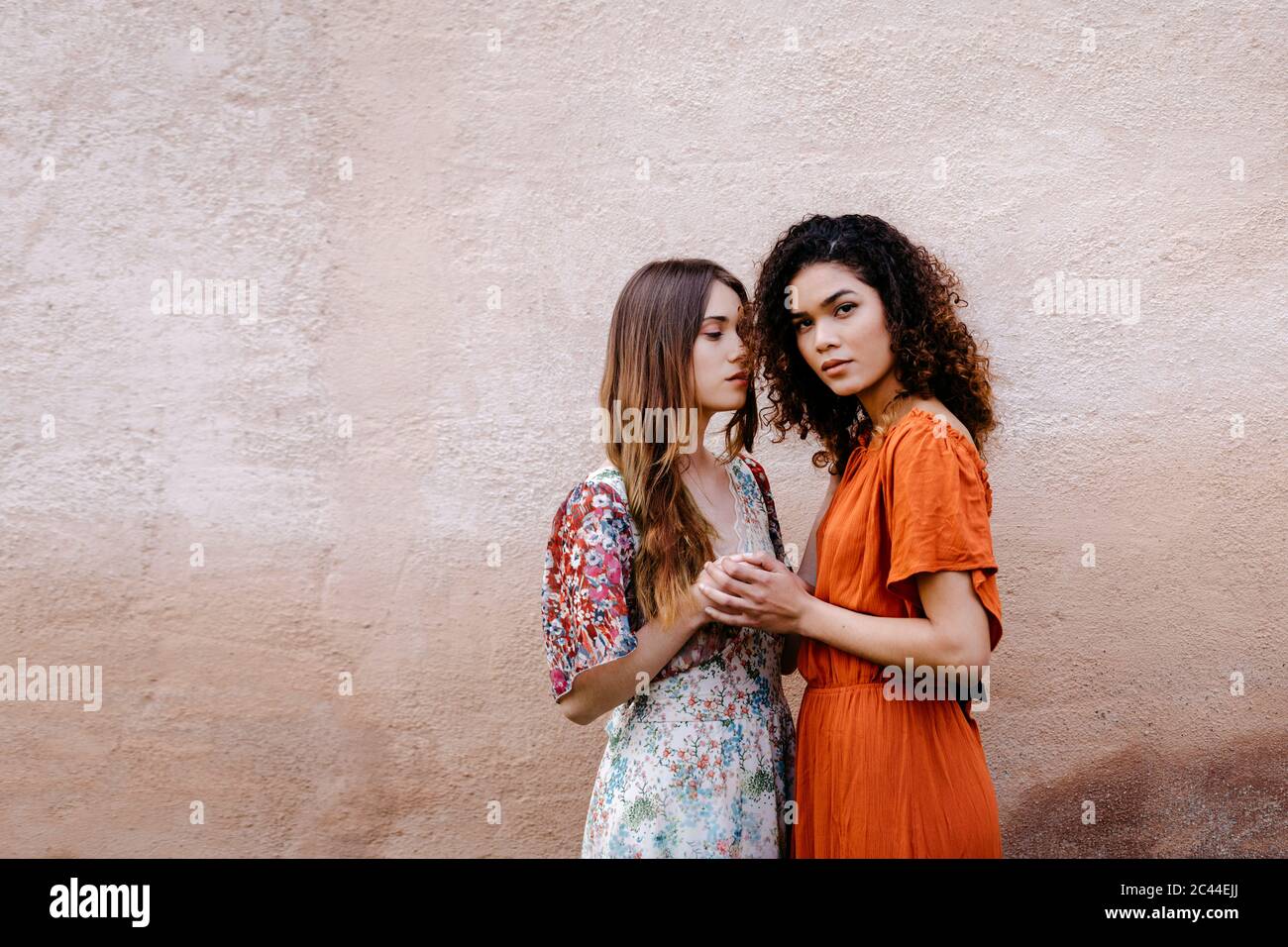 Porträt zweier junger Frauen, die Hand in Hand Stockfoto