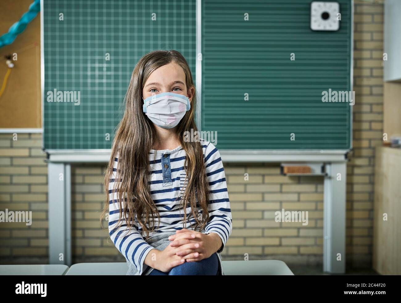 Portrait von Mädchen mit Maske im Klassenzimmer Stockfoto