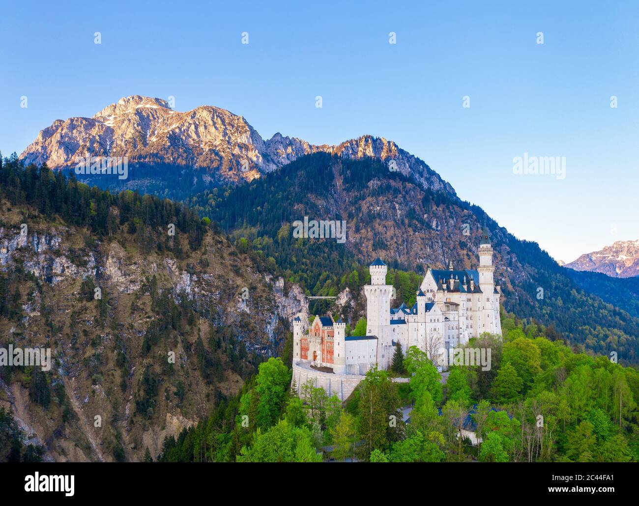 Deutschland, Bayern, Hohenschwangau, Drohnenansicht des Sauling und Schloss Neuschwanstein Stockfoto