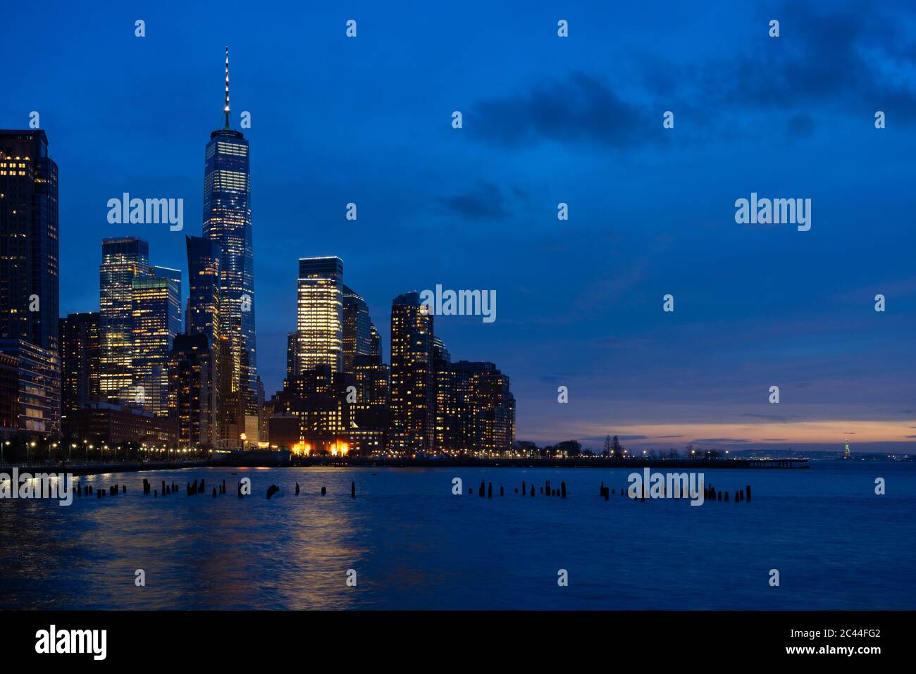 USA, New York, New York City, Hudson River bei Nacht mit beleuchteten Manhattan Skyline im Hintergrund Stockfoto