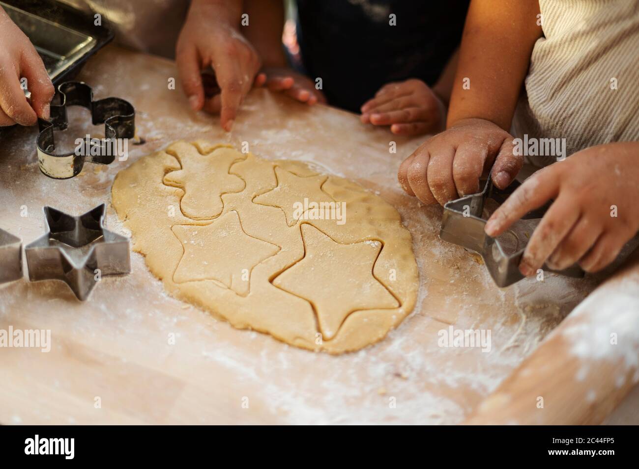 Schnittansicht von Kindern, die Cookies ausschneiden Stockfoto