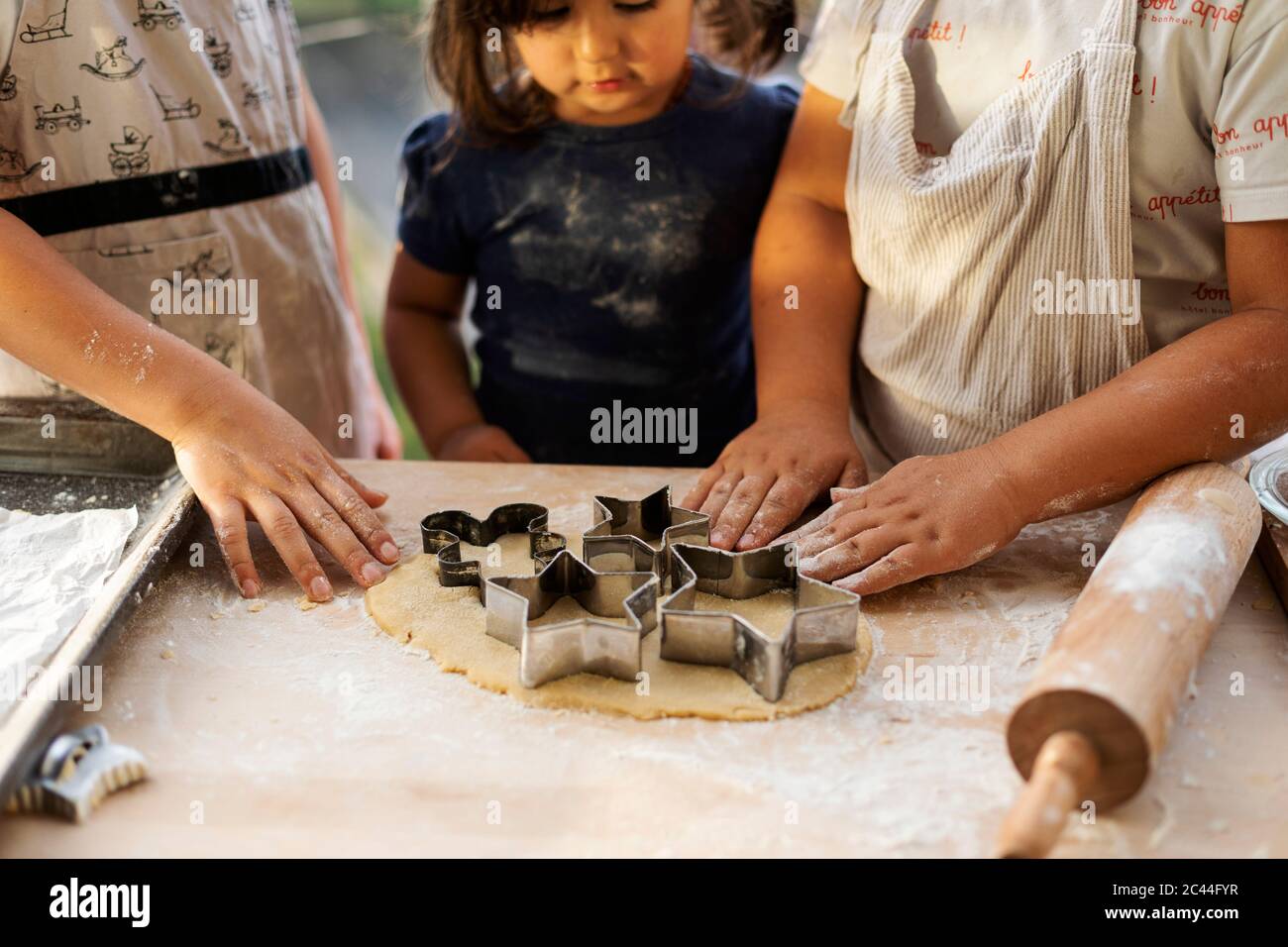 Crop-Ansicht von Kindern Ausschneiden sternförmigen Cookies Stockfoto