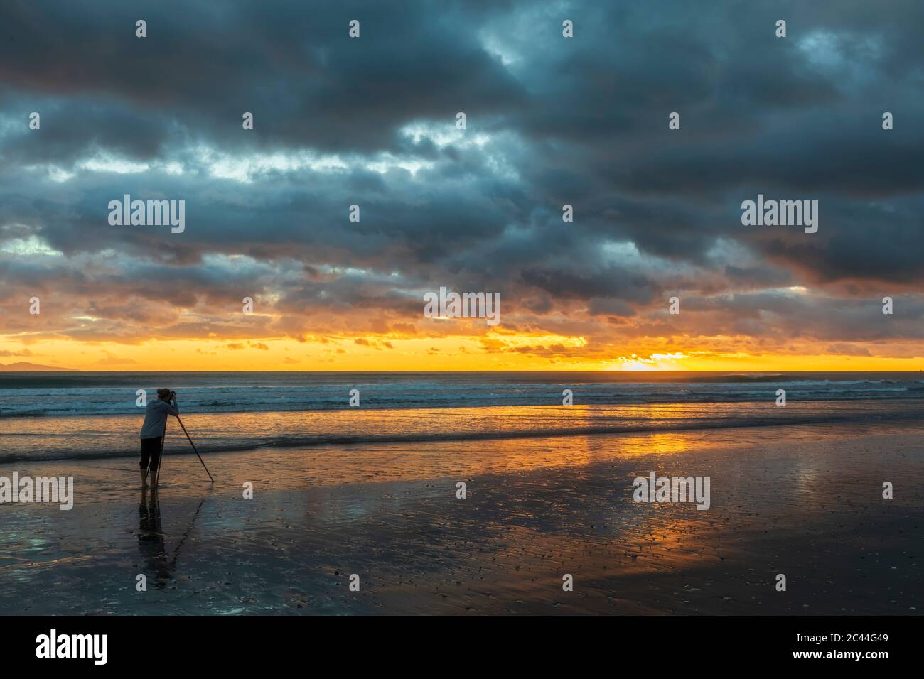 Neuseeland, Nordinsel, Waikato, Waihi Beach, einen malerischen Blick auf den Strand bei Sonnenuntergang Stockfoto