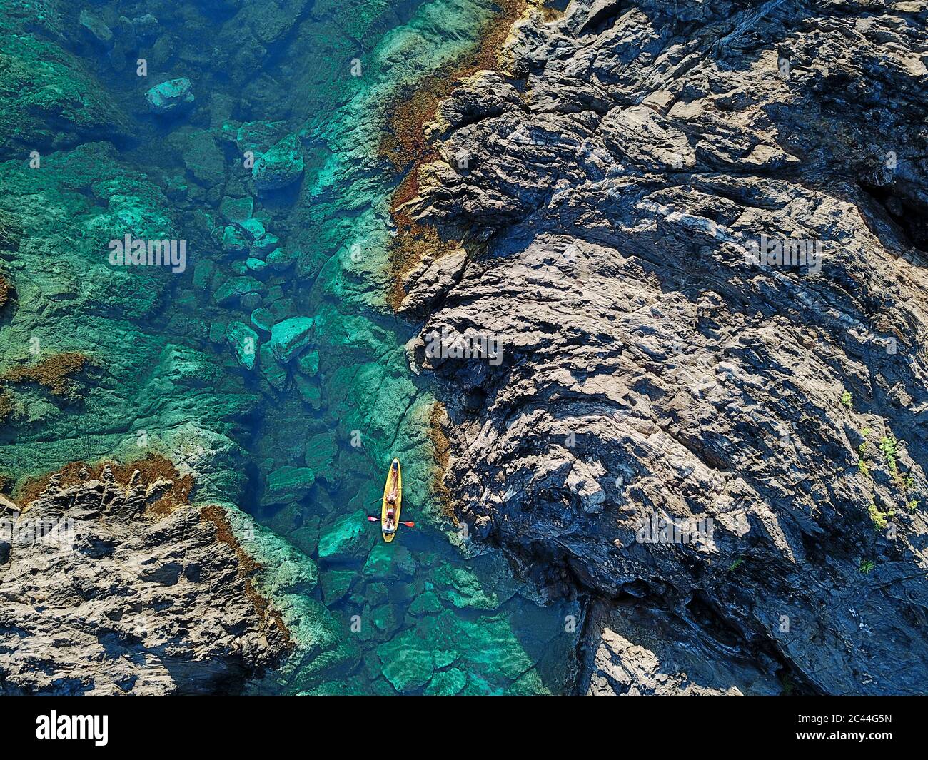 Spanien, Katalonien, Costa Brava, Luftaufnahme des Menschen im Kajak in der Nähe der felsigen Küste Stockfoto