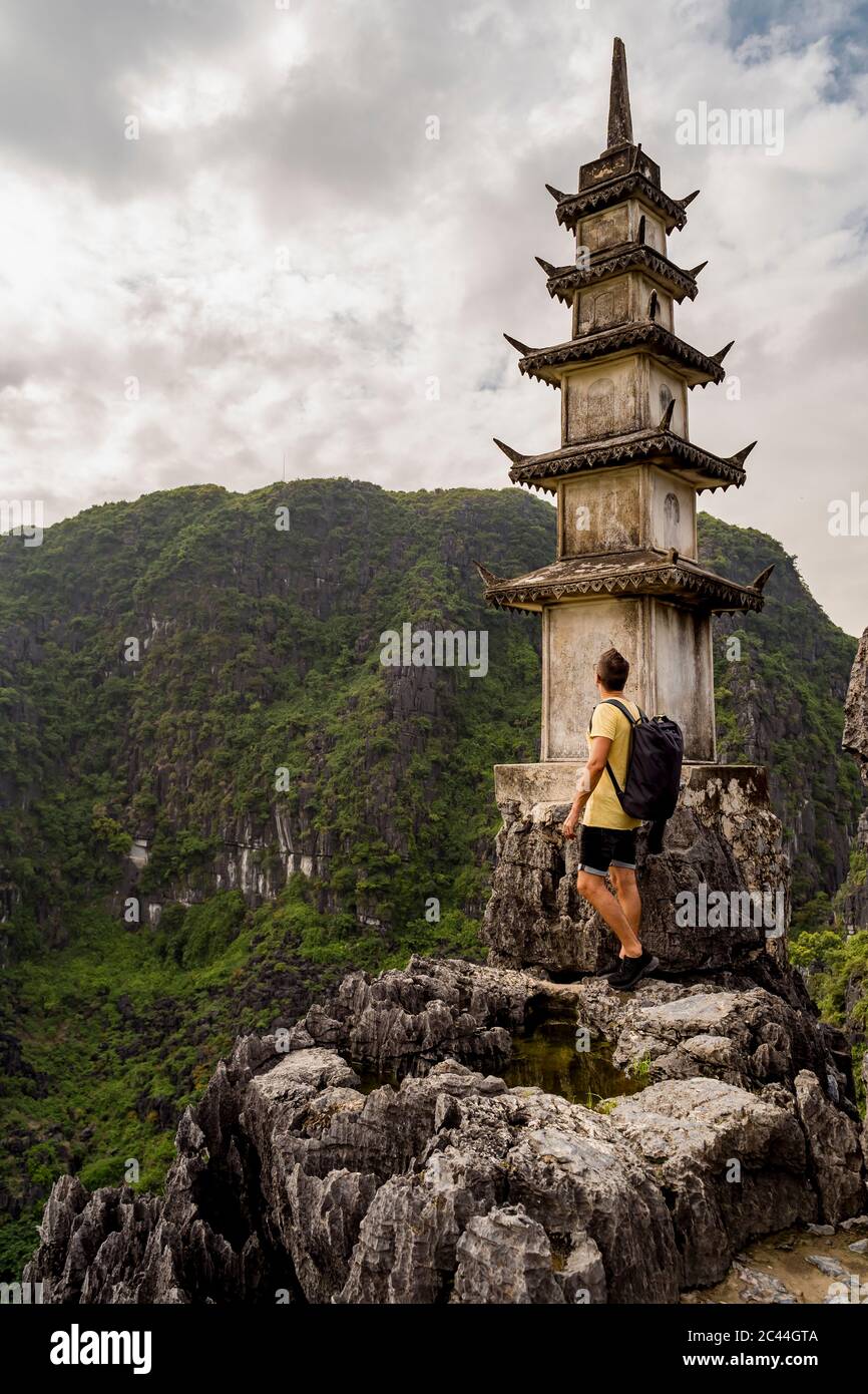 Vietnam, Ninh Binh Provinz, Ninh Binh, männliche Wanderer, die neben dem Turm der Mua Höhlen stehen Stockfoto