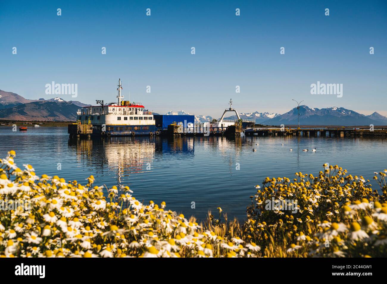Chile, Ultima Esperanza Province, Puerto Natales, Fähre im Küstenhafen angedockt Stockfoto
