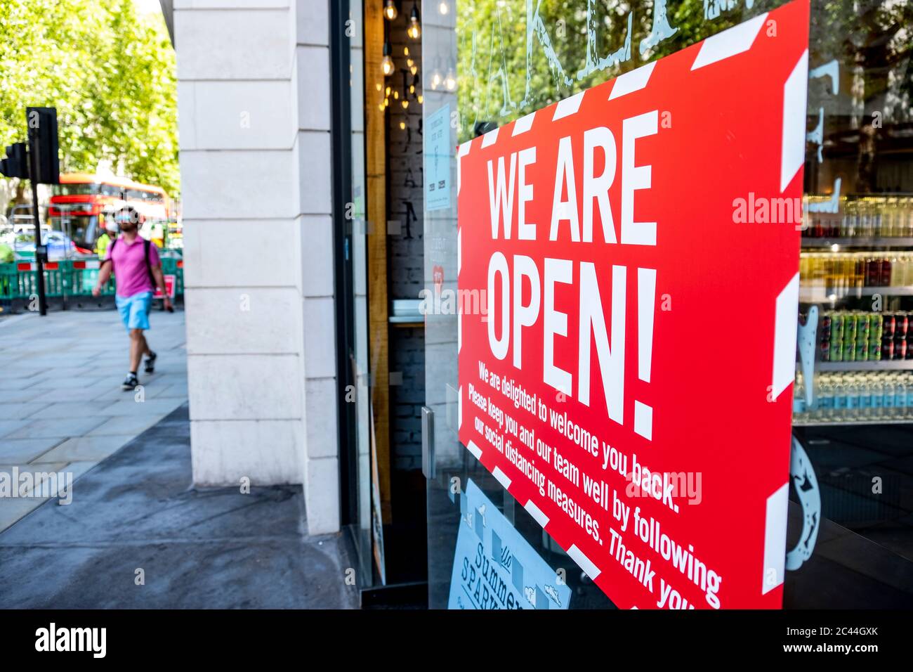 LONDON - JUNI 2020: "Wir sind offen" Schild auf der High Street Schaufenster in London, als Unternehmen beginnen zu öffnen, nachdem die Coronavirus Sperre aufgehoben wird Stockfoto
