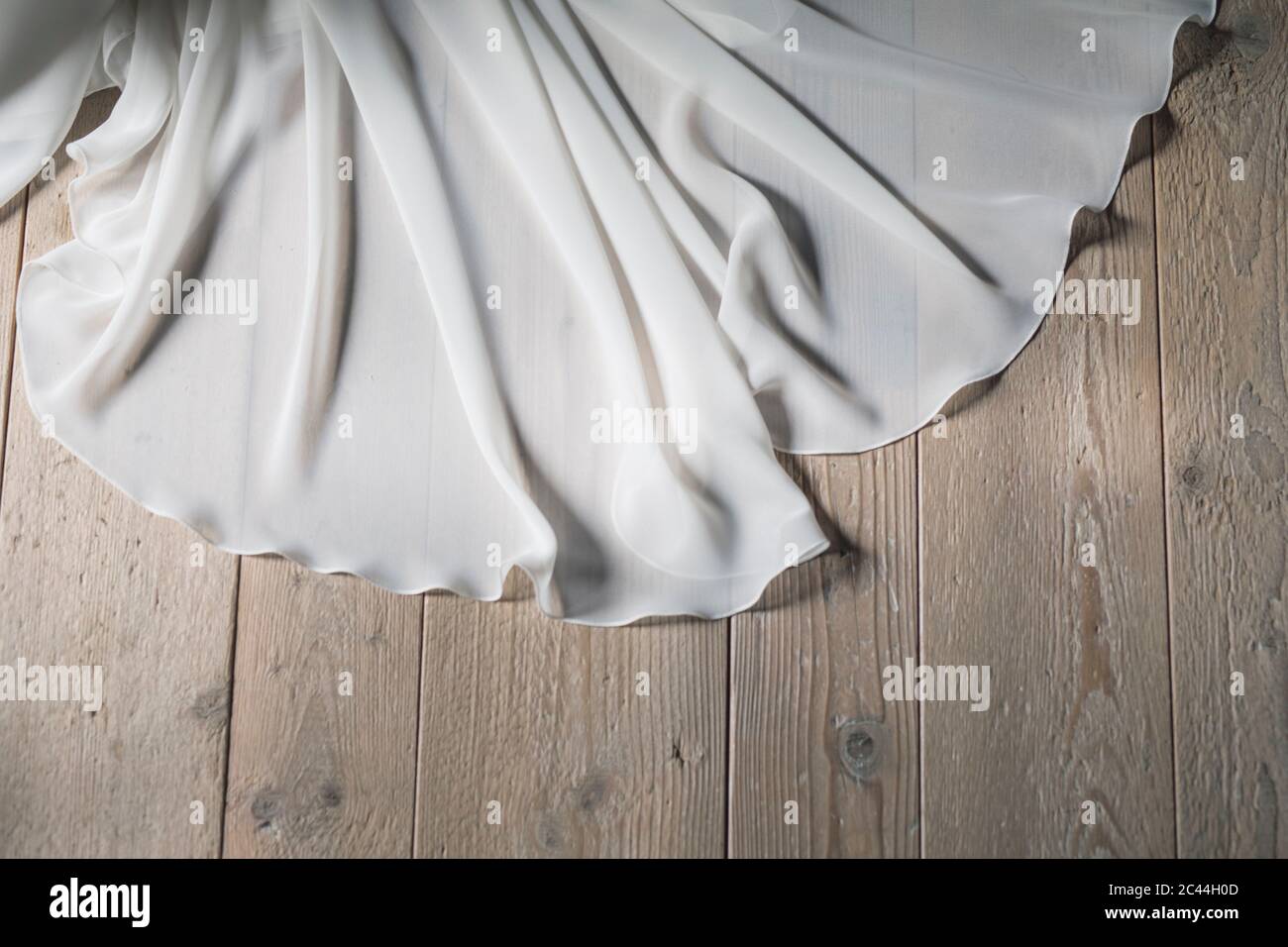 Detail der Hochzeitskleid auf Holzboden Stockfoto